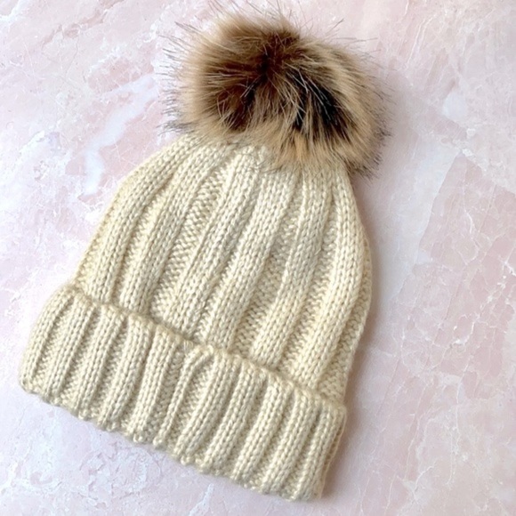 NEW Boutique Cable Knit Faux Fur Pompom Winter Beanie Ivory - Picture 2 of 7